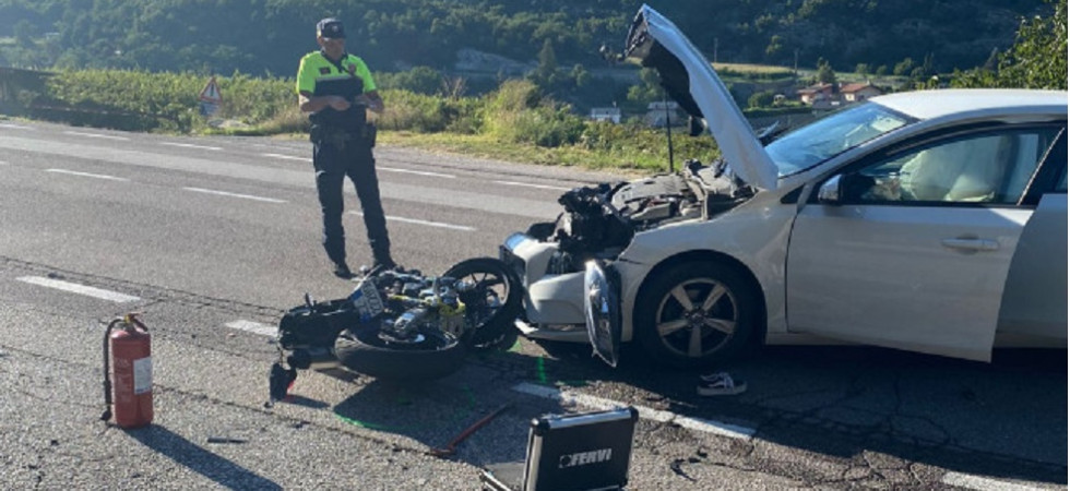 Spaventoso frontale auto-moto, gravissima una 17enne trasportata d'urgenza all'ospedale